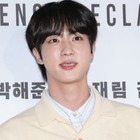BTSジン、USJ降臨オフショットに反響「自撮りが反則級のかっこよさ」「スタイル良すぎ」 画像