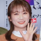 秋元真夏、ミニスカから色白美脚スラリ「ラインが美しい」「スタイル抜群」の声 画像