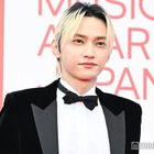 SKY-HI、スタイリッシュなタキシード姿で登場 レカペでは紳士的な対応も【MUSIC AWARDS JAPAN】 画像