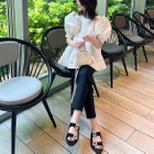 甘さときちんと感の絶妙バランス！パフスリーブ×黒パンツで好印象を狙って【40代の毎日コーデ】 画像