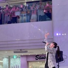 今夏で芸能界引退の道重さゆみ、ファンに囲まれた笑顔のリリイベSHOTに反響「幸せな空間」「衣装かわいいっ」 画像