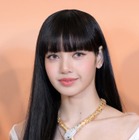 BLACKPINKリサ、堂々美脚披露の全身ショットに反響「何頭身？」「驚異のスタイル」 画像