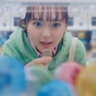 多部未華子、マック新CMでカプセルトイに夢中 自身を幸せにするものは“自転車”「ほぼ毎日乗る」 画像