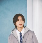 なにわ男子・高橋恭平、ブレザー・マフラー…制服ルック披露 「ストロボ・エッジ」グラビアも 画像