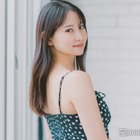 永尾まりや、ミニスカコーデで美脚全開「惚れる」「脚のラインが完璧」 画像