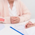 「閉経する年齢は遺伝しますか？」閉経年齢そのものの予測は難しくても、血液検査で「卵巣の状態」は判定できる！【40代50代が向き合う更年期】 画像