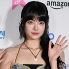 LE SSERAFIMウンチェ、デコルテ全開のオフショルミニドレス姿「女神様」「圧巻のオーラ」と反響 画像