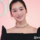 「鬼の花嫁」片岡凜、ミニワンピ×白タイツで美脚スラリ「オーラがすごい」「鮮やかな赤が似合う」と絶賛の声 画像