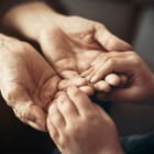 おもちゃを壊して泣く孫。「どうしたの？」70代祖母の“優しい伝え方”とは 画像