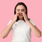 地味にストレスな「鼻づまり」、親指のある部分をさするだけで解消するってホント？詰まる原因と対処法【体のプロが解説】 画像