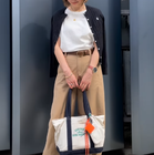 シンプル配色でオシャレ。【ユニクロ】ベージュパンツで仕上げる大人カジュアルな着こなし【40代の毎日コーデ】 画像