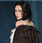村重杏奈、胸元ざっくりキャミソールから美デコルテ輝く ブラウンスエードで秋の装い【TGC松山2026】 画像