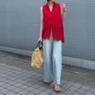 鮮やかな「赤」は大人の着映えカラー。×ライトブルーデニムで仕上げる抜け感カジュアル【40代の毎日コーデ】 画像