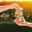「自然にお金がたまる人」は腰を曲げない？言われてみればその通りの小さな習慣（前編） 画像