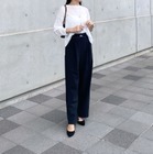 抜け感シアー×美脚トラウザー。白トップスのきれいめ秋スタイル【40代の毎日コーデ】 画像