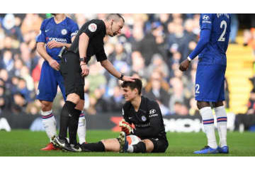 ファンと「社会的距離」保たずに写真撮影…チェルシーの2選手 画像