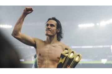 カバーニ、雑草を刈る 画像