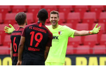 審判ドン引き！？ブンデス33歳GKがやった「抱きつき」がこちら 画像