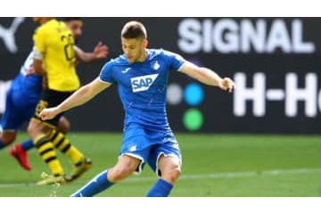 フィルミーノのマネ！真後ろに首をねじる「仰天ノールックPK」がこれ 画像