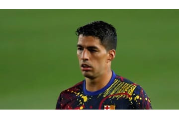 スアレス、メッシと私服センス似る？ド派手な「ドルガバTシャツ」がこれ 画像