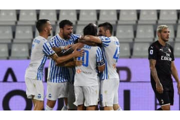 38歳FW、ミラン相手にぶち込んだ「急落下ボレー」がこれ 画像