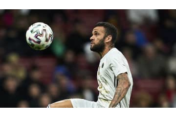 ダニ・アウヴェス、驚愕の技術！「一人オーバーヘッドミドルシュート」がすごい 画像