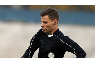 全速力のDFを追い抜く「爆速レフェリー」が現る…その場面がこれ 画像