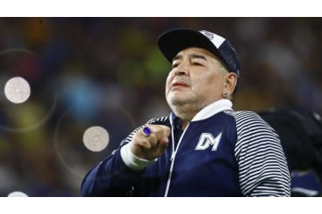 マラドーナ、「イカツイ違法改造車で乗り付ける」映像で物議 画像