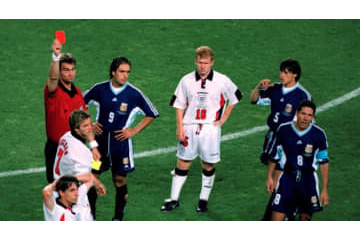 ベッカム、人生で最もつらかったと告白…問題の「報復レッド」がこれ 画像