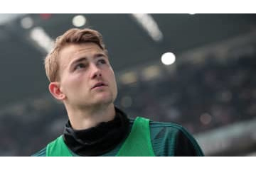 デリフト、ユーヴェ優勝に荒ぶる　愛犬は引く 画像