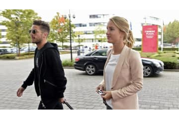 メルテンス、ビーチで水着の妻に突っ込む 画像