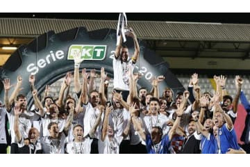 セリエAへ初昇格！スペツィア、サポーターの「密過ぎ」応援がこれ 画像
