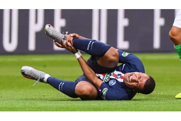 エムバペ、泣く…衝撃の「足首グニャリからの乱闘シーン」がこれ 画像