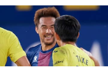 岡崎、久保に見せつけたリーガ開幕戦での「渾身ダイビングヘッド」がこれ 画像