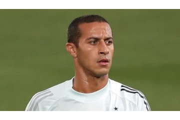 リヴァプール移籍のティアゴ、「日本のスパイク」を試し履きしてた 画像