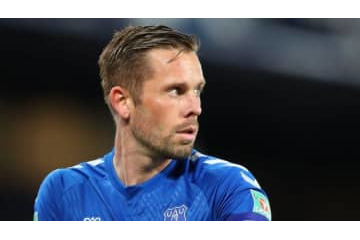 シグルズソンの11歳義弟、ショットガンで自分を撃って死去 画像