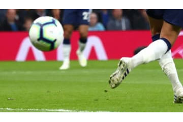 GKには悲劇…奇跡の「至近距離バックヒール・ブロック・ループシュート」がこれ 画像