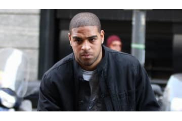 元怪物アドリアーノ、ビール瓶を持って踊る 画像