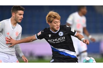 堂安律、バイエルンGKノイアーを怒らせた「技ありゴール」がこれ(動画あり) 画像