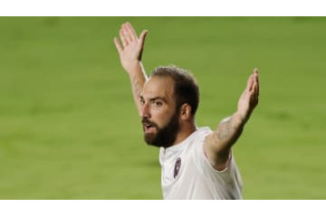 イグアイン、試合終了後にレッドカードを食らう…一体なにをした？ 画像
