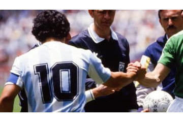 メッシとどっちが凄い？ 全盛期マラドーナの「神動画」がえぐい 画像