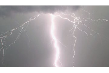 ヤバすぎる！走る選手の「10m後ろに落雷」の瞬間がこれ 画像