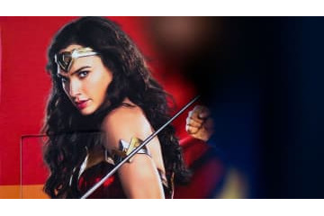 ムキムキ解説者、賭けに負けて「アメコミヒロインのコスプレ」する 画像