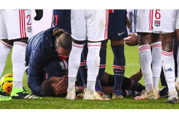 ネイマール、ピッチ上で号泣…「問題のタックルシーン」がこれ 画像