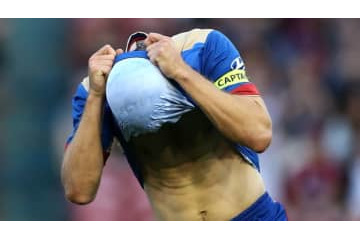 なぜだ…16歳神童がユニフォーム交換を断固拒否！ 相手が凹む謎シーンが話題 画像