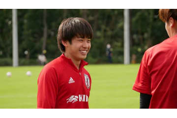 仲良すぎ！斉藤光毅、松岡大起、西川潤らのU-19日本代表「リフティングゲーム」が面白い 画像