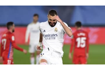 ベルカンプか！ ベンゼマの「意味不明トラップ」が何度見てもすごい 画像