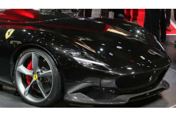 500ゴールのイブラヒモヴィッチ、2.5億円の「フェラーリ・モンツァSP2」を自慢 画像