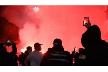 危険すぎる…「ファンの放火」で練習試合が中止に 画像