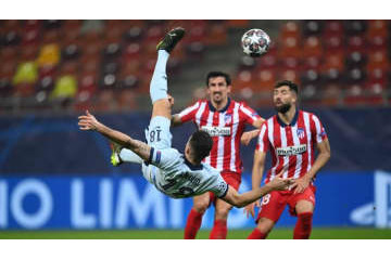 CLで超ゴールのジルー、試合後にGKオブラクと「鉢合わせ」…すると、こうなった 画像